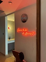 Enseigne néon LED personnalisée avec télécommande multicolore, affichage LED intérieur/extérieur à brancher pour hôtels, bars et mariages