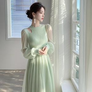 Vestido de Noche Largo Estilo Francés de Gasa Verde con Silueta en A, Cuello Alto, Cintura Imperio y Tirantes Finos, Color Liso - Product Image 4