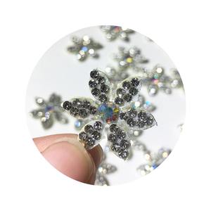 100 pcs/<span class=keywords><strong>Lot</strong></span> en vrac <span class=keywords><strong>pas</strong></span> <span class=keywords><strong>cher</strong></span> 2cm rose cristal fleur perle eau diamant tissu autocollant personnalisation dos plats bricolage perles - Product Image 4