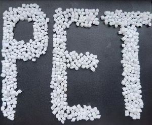 Gránulos de resina plástica de alto grado para moldear botellas de agua PET - Product Image 3