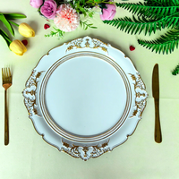 Assiettes de présentation en or blanc avec nœud papillon, bord ondulé et décor en relief, pour la mise en table de banquets de mariage