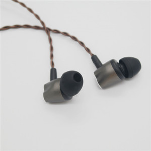 Audífonos Intrauditivos Metálicos con Cable y Micrófono, Respuesta de Frecuencia Balanceada 20-20K, 16 Ohmios, Uso de Audio Portátil - Product Image 1