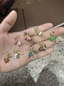 Abalorio colgante de latón chapado en oro de 18k para niños, de moda, con diseños de <span class=keywords><strong>Fe</strong></span> Be Free, tapa de botella de refresco, mascota, gato, avión, maleta, deslizador de viaje y pulsera - Product Image 1