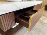 Meuble de salle de bain sur pied en bois massif, moderne et luxueux, personnalisé par George Group, avec miroir LED et lavabo en céramique
