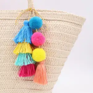 Porte-clés avec pompon multirangs, chaîne fantaisie colorée, pour femme, accessoire de mode, idéal comme cadeau, 1 pièce