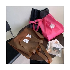 ถุงช้อปปิ้ง LUOYI SD-524 แบบพิมพ์โลโก้ตามสั่ง ผลิตจากพลาสติก PE ผิวด้าน พร้อมหูหิ้ว สำหรับป้องกันฝุ่นและบรรจุภัณฑ์ - Product Image 6