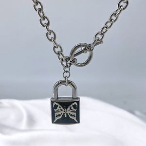 Collar con Colgante de Candado 3D con Patrón de Mariposa en Acero Inoxidable, Joyería de Moda Unisex - Product Image 3