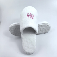 Fabricants de pantoufles d'hôtel personnalisées en polaire corail blanc, semelle épaisse en EVA, douces, écologiques, réutilisables et de haute qualité