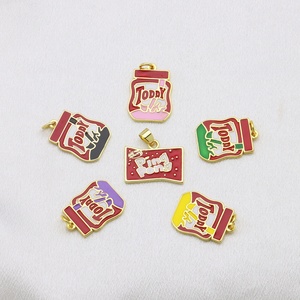 HD475 Novedad: Colgantes <span class=keywords><strong>de</strong></span> esmalte chapados en oro <span class=keywords><strong>de</strong></span> 18K con diseños <span class=keywords><strong>de</strong></span> caramelo, bebida, camiseta <span class=keywords><strong>de</strong></span> fútbol para collares <span class=keywords><strong>de</strong></span> moda para hombre y mujer, venta al por mayor - Product Image 3