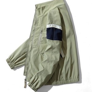 เสื้อแจ็คเก็ตผู้ชายแบบลำลองสำหรับฤดูใบไม้ร่วง ผลิตโดย OEM ผ้าโพลีเอสเตอร์ทรงโอเวอร์ไซส์ ตัดต่อสีสันแบบ Color Block  ตกแต่งด้วยผ้าแบบ Patchwork เหมาะสำหรับกิจกรรมกลางแจ้ง น้ำหนักเบา กันลม - Product Image 3