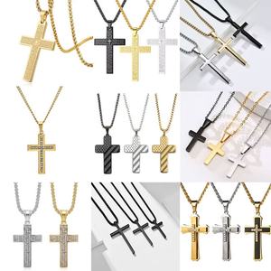 Fabricantes de Colgantes de Joyería Personalizados, Colgantes de Moda con Cadena de Cruz de Acero Inoxidable con Relleno de Oro de 18K y Moissanita para Hombre - Product Image 1