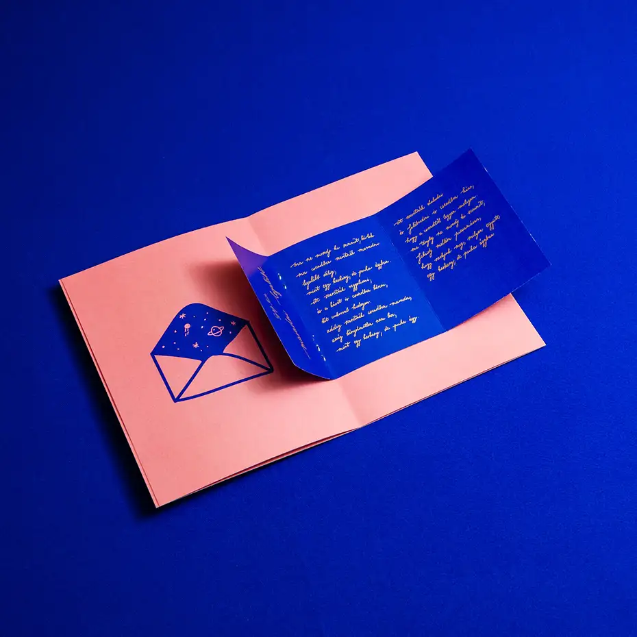 Brochure per la stampa di carta patinata blu e rosa