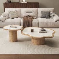 Table basse minimaliste moderne en bois avec plateau en marbre irrégulier, ensemble de meubles italiens élégants et stylés pour le salon