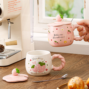 Direkt vom Hersteller Kreative 3D-Erdbeer-Muster Keramik-Kaffeetasse mit Deckel Mikrowellengeeignet Anpassbare Personalisierte Keramikbecher - Product Image 2