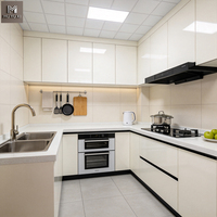 Armoires de cuisine modernes sans poignées, finition brillante, design personnalisé, portes en panneaux plats laminés, faciles à nettoyer, en bois.