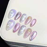 Ongles press-on faits main, dégradé violet clair, lotus peint à la main, effet œil de chat, perle, ongles doux en forme d'amande