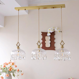 Restaurant rétro français avec trois petits lustres, lampes en verre de comptoir d'îlot de style américain moderne japonais pour maison d'hôtes - Product Image 2