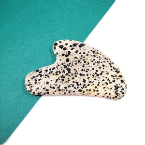 Masajeador de piedra con forma de corazón, <span class=keywords><strong>Jaspe</strong></span> dálmata <span class=keywords><strong>verde</strong></span> gua sha para la cara, producto más nuevo - Product Image 2