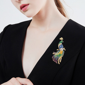 Broche <span class=keywords><strong>de</strong></span> <span class=keywords><strong>pavo</strong></span> real esmaltado con pedrería AB, pin <span class=keywords><strong>de</strong></span> solapa <span class=keywords><strong>de</strong></span> pájaro <span class=keywords><strong>de</strong></span> aleación <span class=keywords><strong>en</strong></span> tono dorado para traje o vestido, azul púrpura - Product Image 2