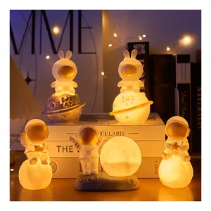 Lampu samping tempat tidur motif 3D, lampu malam astronot LED kartun Resin, lampu meja Spaceman bulan
