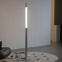 Lampadaire LED moderne avec abat-jour en acrylique noir et argenté, design original pour salon intérieur de luxe