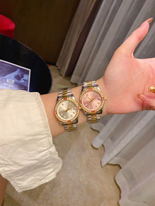 นาฬิกาข้อมือผู้หญิงระดับไฮเอนด์ สายสแตนเลสสีทอง ระบบควอตซ์ ดีไซน์หรูหรา พร้อมกล่องใส่เครื่องประดับ แถมฟรี  ขายตรงจากโรงงาน - Product Image 4