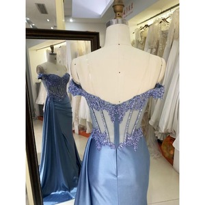 Abito da ballo formale 2025 blu fumo con spalle scoperte, corpetto in pizzo e gonna in raso plissettata a mano, ideale per Black Tie - Product Image 4