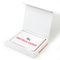 Boîte cadeau rigide personnalisée en forme de livre magnétique, boîte à rabat blanche mate pour couple, jeu de cartes d'aventure à gratter, emballage pour jeu de cartes d'aventure