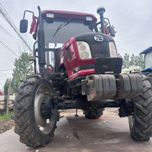 Tractor de Ruedas Dongfeng 604 de <span class=keywords><strong>Segunda</strong></span> <span class=keywords><strong>Mano</strong></span>, 60HP, Motor Diésel de 4 Cilindros, Rojo, 4x4, Cabina Cerrada, Caja de Cambios, Sistema Hidráulico en Buen Estado - Product Image 1