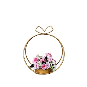 Vente chaude Or Coeur En Métal Décoration <span class=keywords><strong>De</strong></span> Mariage Centres <span class=keywords><strong>De</strong></span> <span class=keywords><strong>Table</strong></span> <span class=keywords><strong>De</strong></span> Mariage Fleur Stand Avec Poignée pour Décor <span class=keywords><strong>De</strong></span> Fête <span class=keywords><strong>De</strong></span> Mariage - Product Image 1