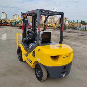 Montacargas Diésel Komatsu FD30T Usado de 3 Toneladas con Mástil de Dos Etapas, Operación Asentada, Desplazador Lateral Hidráulico y Neumáticos Sólidos - Product Image 6