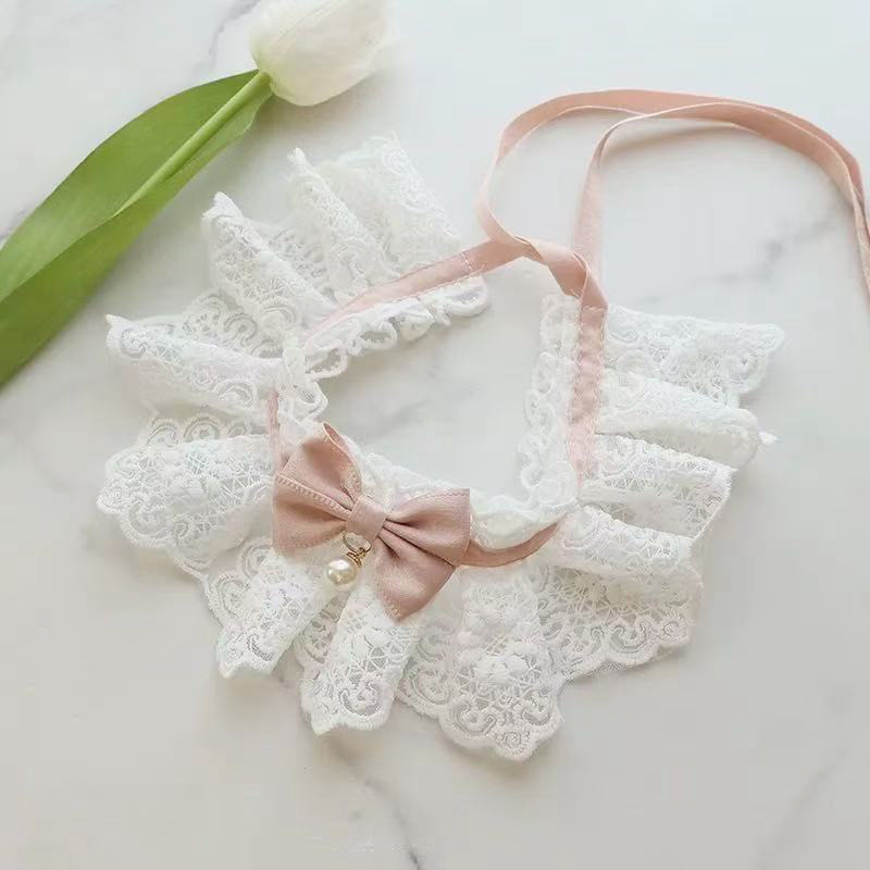 Bavoir en dentelle à nœud papillon