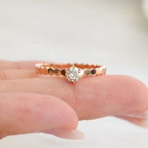 Bague Xinfly en or blanc 18 carats avec diamant solitaire taille ronde serti à griffes, motif nid d'abeille - Product Image 3