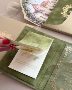 Nouvel Arrivage – Invitations de Mariage de Luxe Personnalisées en Velours Vert avec Illustration de Lieu Dorée en Feuille d'Or - Product Image 4