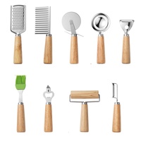 Ensemble d'ustensiles de cuisine en acier inoxydable 430 avec manche en bois massif : Éplucheur, Rouleau à pâtisserie, Ouvre-bouteille, Passoire, Coupe-pizza, Couteau à fromage