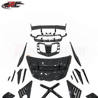 Kit carrosserie en fibre de carbone style Corvette C8 Z06 : capot, lèvre avant, diffuseur arrière, aileron arrière et jupes latérales.