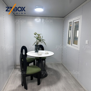<span class=keywords><strong>Casa</strong></span> Contenedor Expandible de 40 pies con Techo a Dos Aguas Azul Rey, Silla Columpio Blanca para Porche, Cabaña Modular Prefabricada para Bosque - Product Image 3