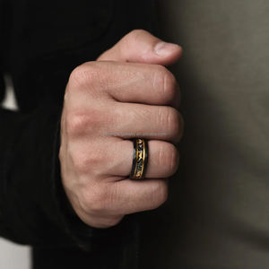 Bague pour homme en acier tungstène de 8mm, finition martelée noire avec feuille d'or et limaille de fer, alliance de style vintage. - Product Image 5