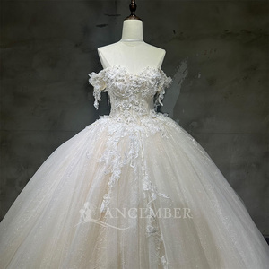 Robe de mariée moderne Wx106, coupe princesse, dos nu, décolleté cœur, style chapelle, élégante et romantique, coupe ajustée, haut de gamme, style palais, simple et raffinée. - Product Image 3