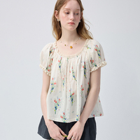 Chemisier VEGA CHANG blanc à imprimé floral aquarelle pour femme, col carré avec dentelle, devant plissé, coupe ample, peplum respirant