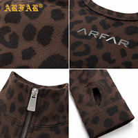 Ensemble de sport 3 pièces imprimé guépard personnalisé pour femme : veste de yoga zippée, soutien-gorge de sport et short cycliste. Fabricant de vêtements de sport léopard pour femme.