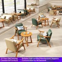 Nordisches Esszimmer-Möbelset Esstisch-Set Massivholz Café Sofa Stuhl Kombination für Gewerbliche Restaurants und Cafés