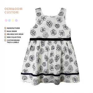 فستان مطبوع بالورود الزرقاء على خلفية بيضاء بالجملة، بدون أكمام، تنورة واسعة، حواف كحلية، ظهر مفتوح، تصميم بفيونكة - Product Image 1