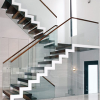 Escalier moderne intérieur à marches ouvertes en zigzag avec éclairage LED
