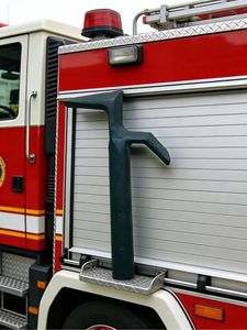 Gancho multiusos con extremos forjados, con gancho superior puntiagudo y gancho inferior ranurado, y palanca de rescate con extremo de cincel para entrada forzada - Product Image 2