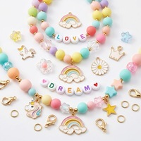 Großhandel Pastell-Acrylperlen Charm-Armband Bastelset mit Einhorn-Regenbogen-Anhängern für Mädchen DIY Schmuckherstellung