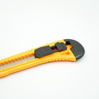 Couteau utilitaire en plastique à manche ABS rétractable en acier à haute teneur en carbone de 18mm pour la découpe de cartons de boîtes OEM/ODM