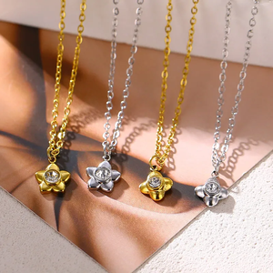 Elegante Collar con Colgante de Flor 3D con Circonitas, Chapado en Oro de 18K para Mujer, Hecho con Acero Inoxidable 304 y Acabado con Electroplacado al Vacío - Product Image 1