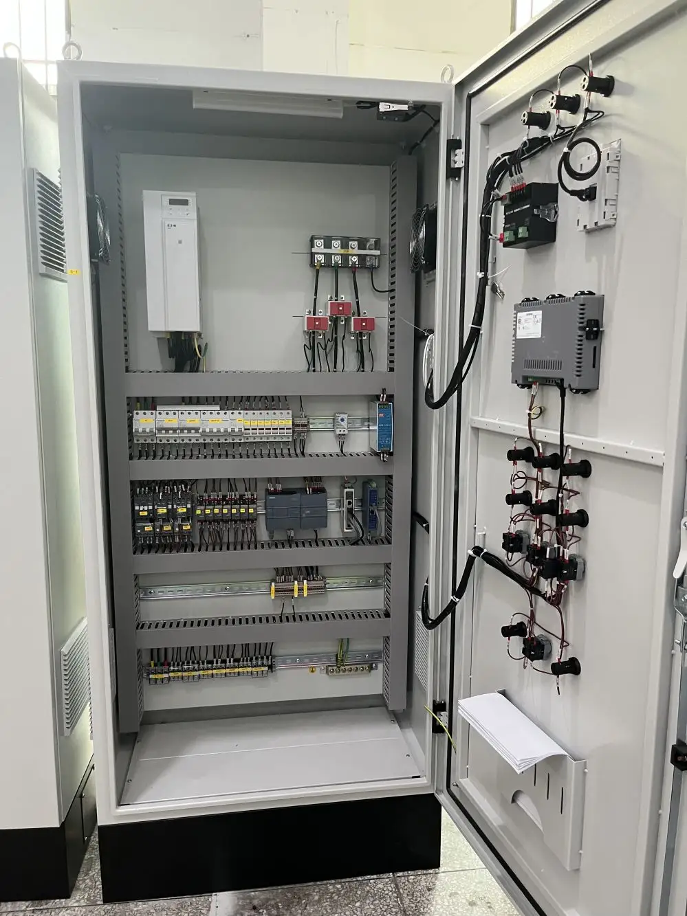 Bơm tủ điều khiển trang bị công nghiệp tự động áp suất không đổi VFD PLC bảng điện phân phối Tủ bảng điện