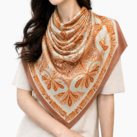 Écharpe en soie twill haute densité 100% soie de mûrier, ourlet roulé à la main, motif floral de luxe, carré, par un créateur